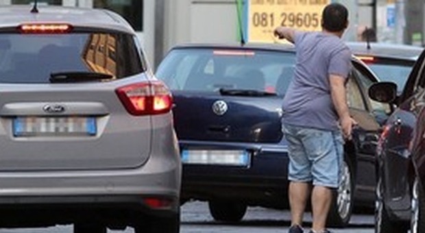 Napoli, parcheggiatore abusivo (senza mascherina) scoperto e denunciato