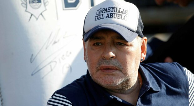 Come è morto Maradona? Al via il processo per accertare la verità. Le figlie: «Non ci fermeremo mai»