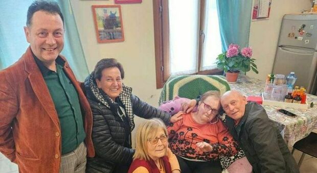 Anziana scopre di avere 3 fratelli e 2 sorelle grazie a un test del Dna: Paola Franzin incontra la sua vera famiglia a 80 anni