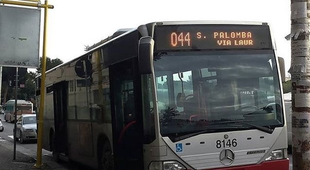 Pomezia, cancellato l'autobus 044 per la Laurentina: i pendolari in rivolta