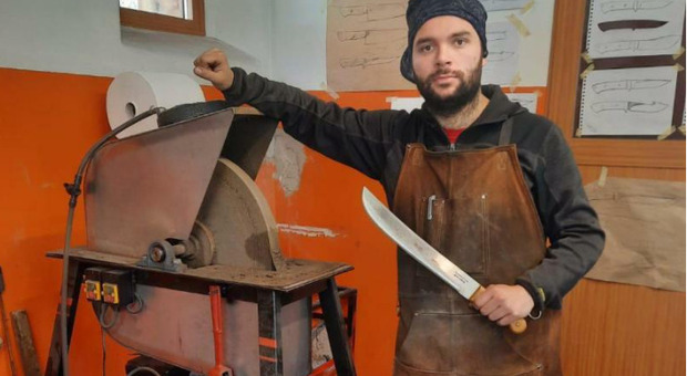 Massimo Campedel di Tiser ha trasformato il vecchio fienile di famiglia in bottega di arrotino dove oggi fa coltelli