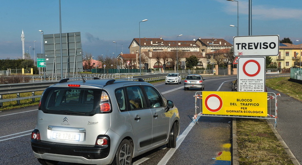 Auto che entrano a Treviso nonostante il blocco del traffico