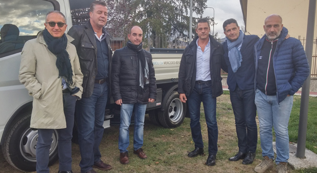 Il presidendente di Mercedes-Benz Italia Roland Schell è il secondo da sinistra, il sindaco di Accumoli Stefano Petrucci il terzo, Sergio Pirozzi sindaco di amatrice è il primo da destra