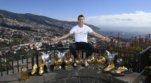 Cristiano Ronaldo in posa con i trofei nella sua Madeira