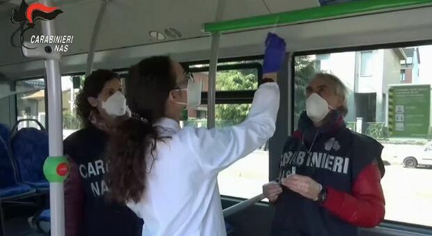 Latina, controlli dei Nas su bus e treni: tracce del virus rilevate sui mezzi di trasporto pubblico