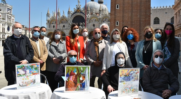 La presentazione dell'iniziativa "Disegni a 1000 mani" in piazza San Marco