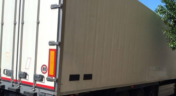 Rubava gasolio da un Tir parcheggiato in strada: arrestato dai carabinieri