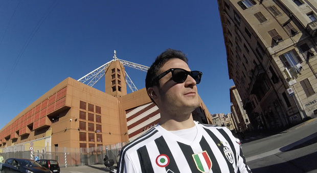 Genova, la webstar Carolei aggredita davanti allo stadio: «Calci all'auto»