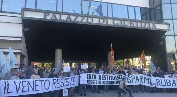 Insolvenza Veneto Banca, protesta al tribunale. Sputi a Lanza /Video