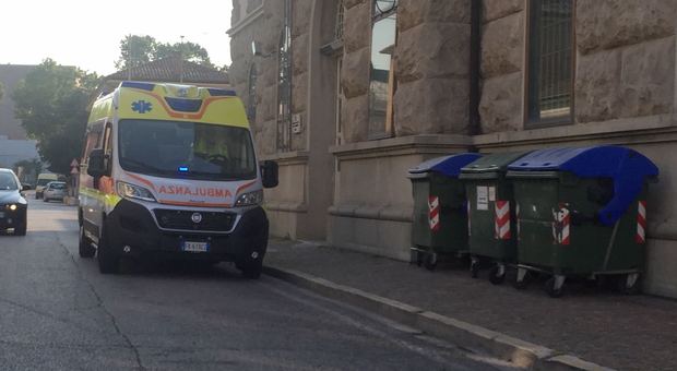 L'ambulanza fuori dal carcere di Udine