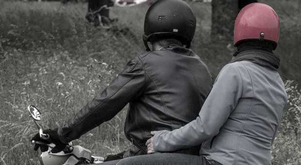 Due 14enni tentano di rubare scooter nel Napoletano, un carabiniere li vede dalla finestra: presi
