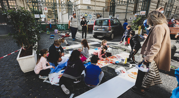 Covid a Napoli, la protesta degli zaini sospesi contro la didattica a distanza