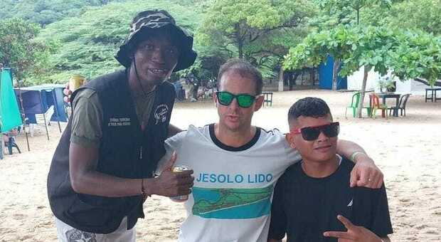 Alvise Salice con due cittadini della Colombia prima di essere rapinato