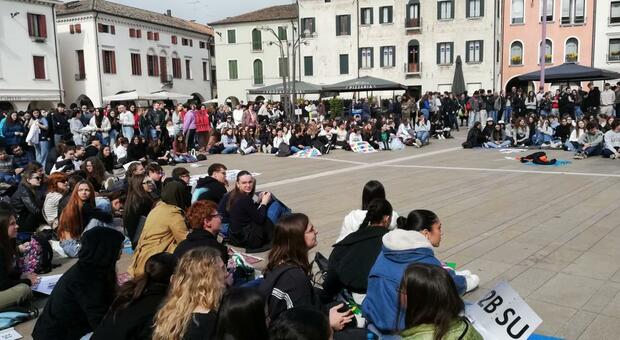 Gli studenti scesi in piazza per discutere del futuro della sede opitergina del liceo Scarpa
