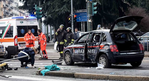 Auto dei carabinieri si schianta all'incrocio: paura in via Novara, grave un militare