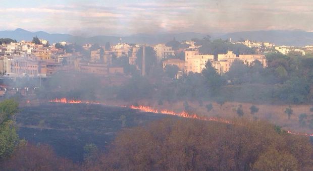 Roma, ancora incendi: fiamme nella valle dell'Aniene