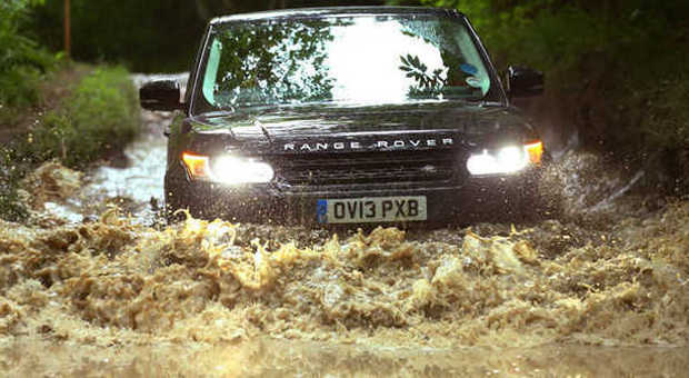 La nuova Range Rover Sport affronta guadi impegnativi con grande facilità