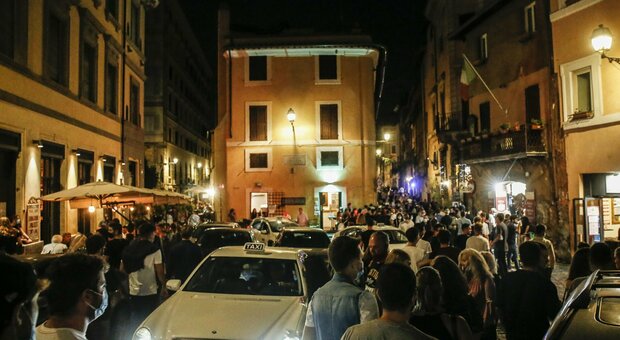 Covid, assembramenti e violazioni delle norme anti-contagio: chiusi locali a Trastevere e piazza Istria