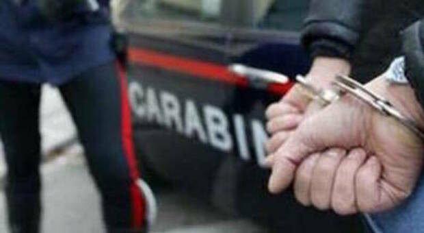 Napoli Nord, raffica di controlli: due arresti per lite e possesso di 70 grammi di droga