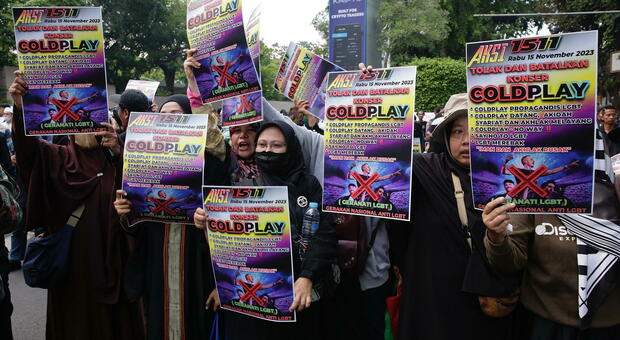 Coldplay, fischi e proteste fuori dallo stadio per il loro sostegno alla comunità LGBTQ+: «Fanno propaganda»
