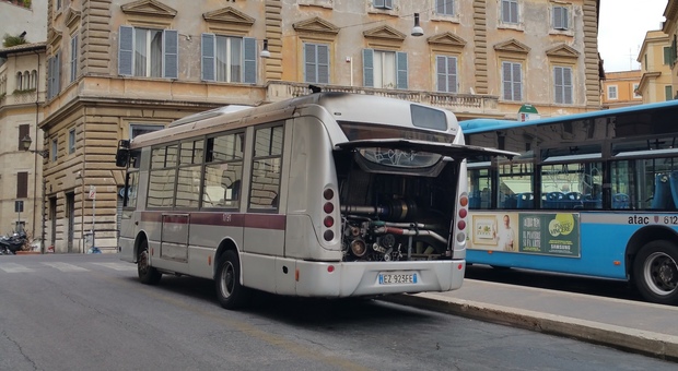Un autobus rotto bloccato