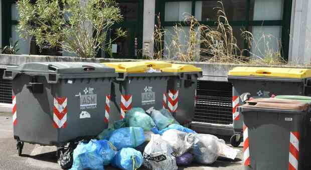 L'accusa di Filipponi, capogruppo Pd a Terni: “Ci sono malati Covid con la spazzatura in casa da settimane.”