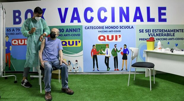 Vaccini a Napoli, arrivano 300mila dosi Pfizer: già convocati 14.369 cittadini