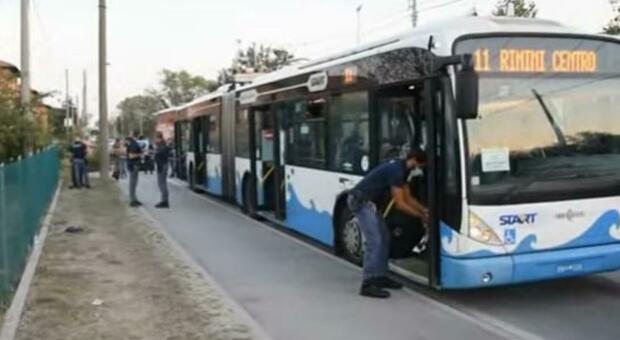 Non vuole esibire il biglietto sul bus: somalo in fuga accoltella 5 persone, anche un bambino