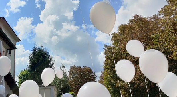 Muore a 8 anni stroncata da un tumore: i compagni di scuola lanciano palloncini bianchi