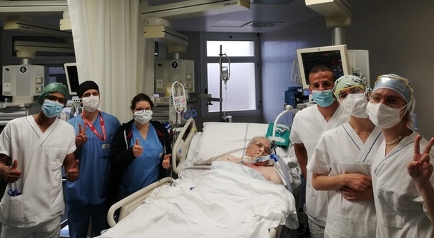 Covid, Mario guarisce a 75 anni dopo 81 giorni in terapia intensiva: «Highlander in corsia»