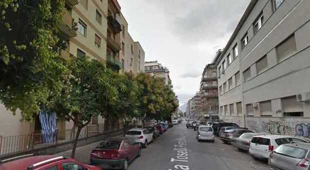 Palermo, prostituta uccisa in casa con undici coltellate: trovata dalla figlia