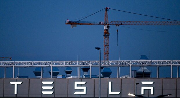 Tesla, robot aggredisce ingegnere di una fabbrica in Texas. Musk: «Colpa del braccio industriale»
