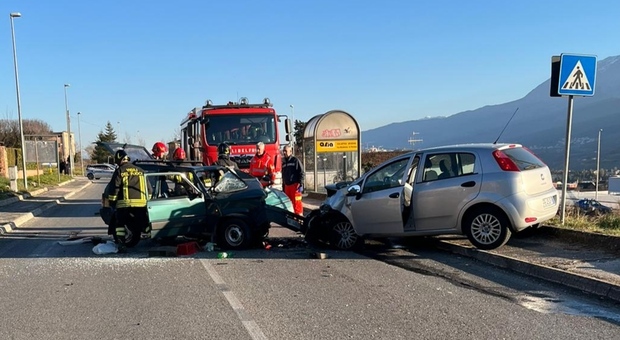 L'Aquila, incidente frontale tra auto a Pettino: un morto