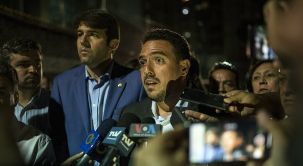 Venezuela, Guaidò denuncia arresto del suo vice: «Prelevato con la gru mentre era in auto»