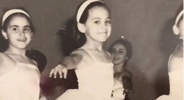 Una regina della tv ballerina da bambina in una foto tenerissima: la riconoscete?