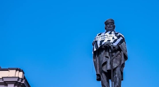 Napoli, statua di Garibaldi vestita con la maglia della Juventus: «Era bianconero»