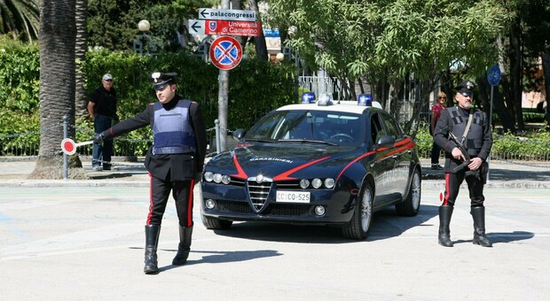 Multe per ogni infrazione: al posto di blocco dei carabinieri sequestrate anche 5 auto prive di assicurazione
