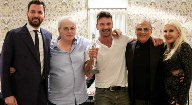 Capri Hollywood, Tony Renis e Bobby Moresco consegnano il Capri Award a Frank Grillo