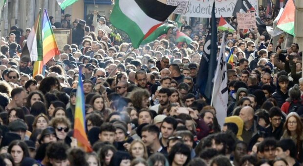 Corteo pro-Palestina a Pisa, migliaia di manifestanti. In piazza anche a Roma, Milano e Firenze