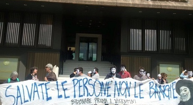 Il sit-in di protesta di fronte alla sede della BpVi a Vicenza