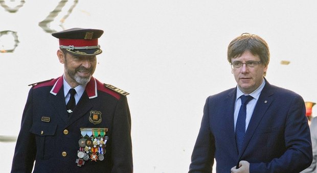 il capo dei Mossos Josep Lluis Trapero insieme al presidente catalano Puigdemont