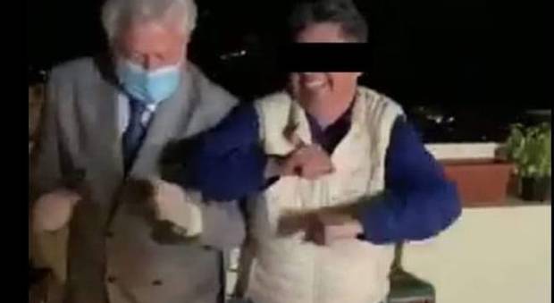 Il sindaco balla al party sul terrazzo: multato dopo i video sui social. «Ho fatto una cavolata»
