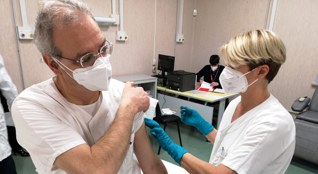 Virus, a febbraio riprendono le prenotazioni per le vaccinazioni agli over 80