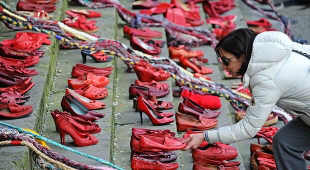 Una scalinata piena di scarpe rosse diventate il simbolo della violenza sulle donne