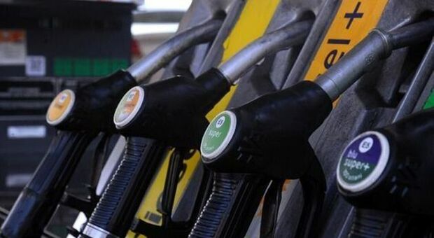 Benzina, Uecoop: +16%, prezzo record pesa sulle vacanze