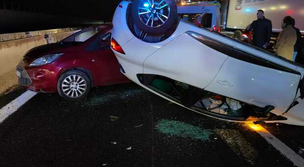 Nuovo incidente choc in A14 dopo Civitatova, auto si ribalta e si schianta contro un'altra vettura: 5 feriti