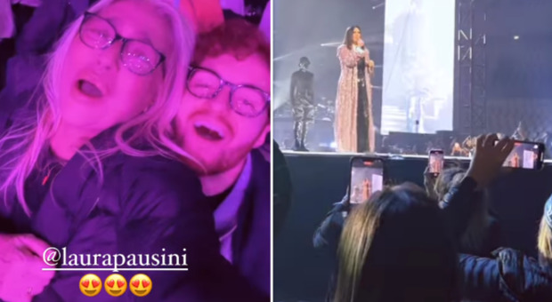 Mara Venier scatenata al concerto di Laura Pausini, il saluto (particolare) della cantante: «Mangia patatine tu che puoi»