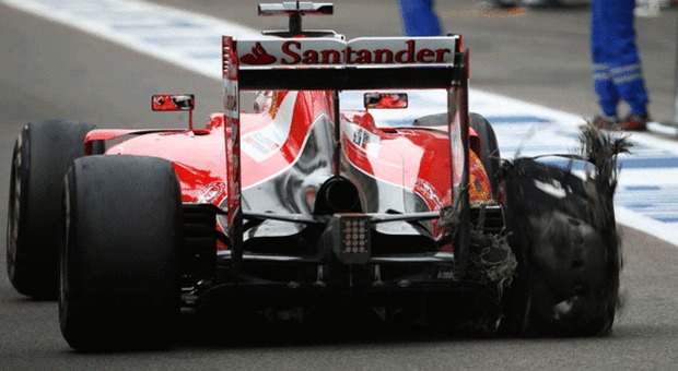 Il posteriore della Ferrari di Vettel con la gomma esplosa
