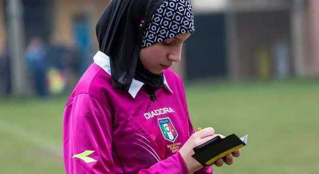 Chahida, 16 anni, è la prima donna arbitro italiana musulmana e dirige con il velo