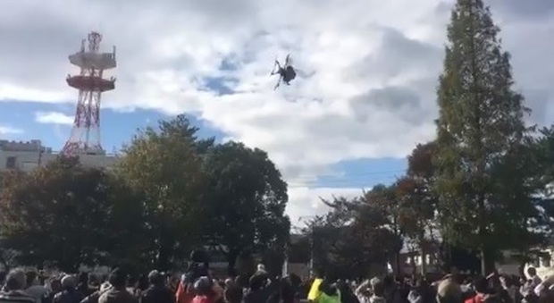 Drone distribuisce caramelle e si schianta sulla folla: 6 feriti Video